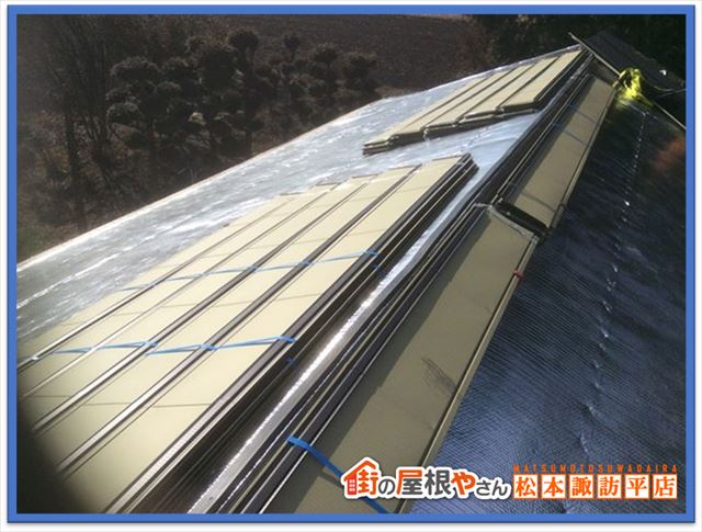 松本市屋根葺き替え　屋根材荷上げ